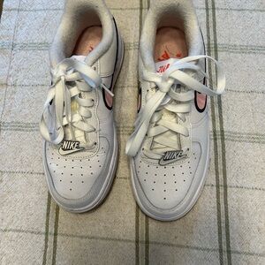 Nike White and Pink Sneakers Classic Style